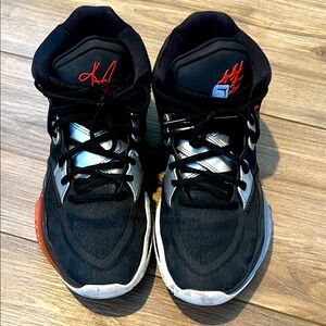 🔥 NIKE Kyrie Basketball Black and Silver Athletic Sneakers, Sz 9.5